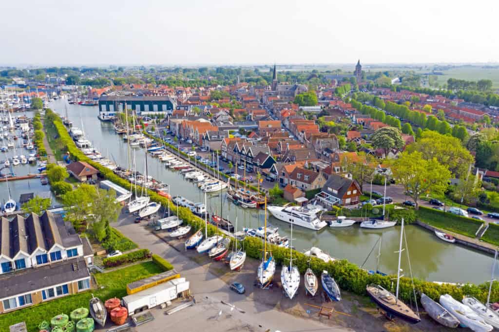 
monickendam-amsterdam-waterland-on-scenic-bike-route-in-the-netherlands