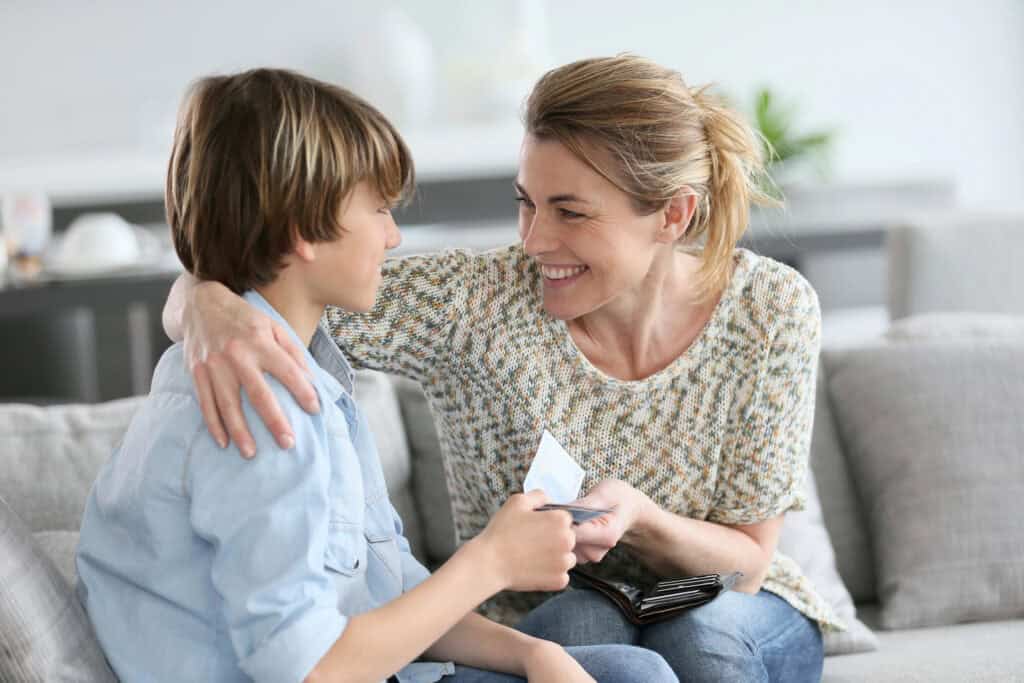 photo-of-mother-giving-child-some-money-to-put-on-his-ING-bank-account-in-the-netherlands