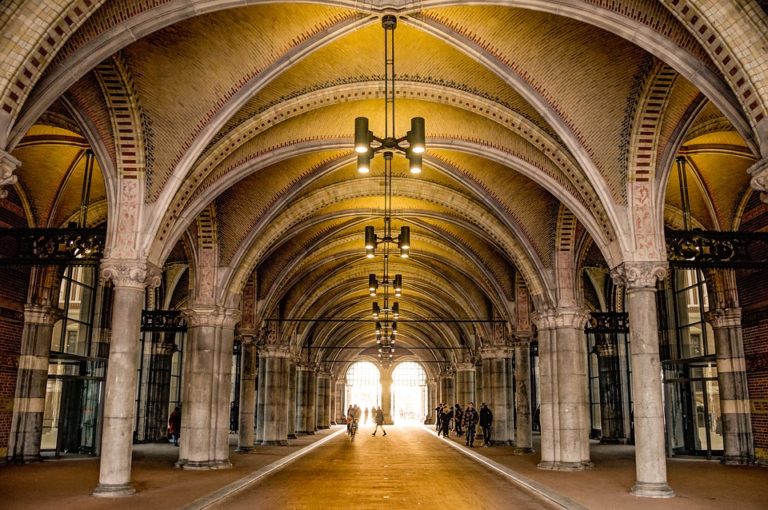 Free houseparty in the bicycle tunnel of the Rijksmuseum!