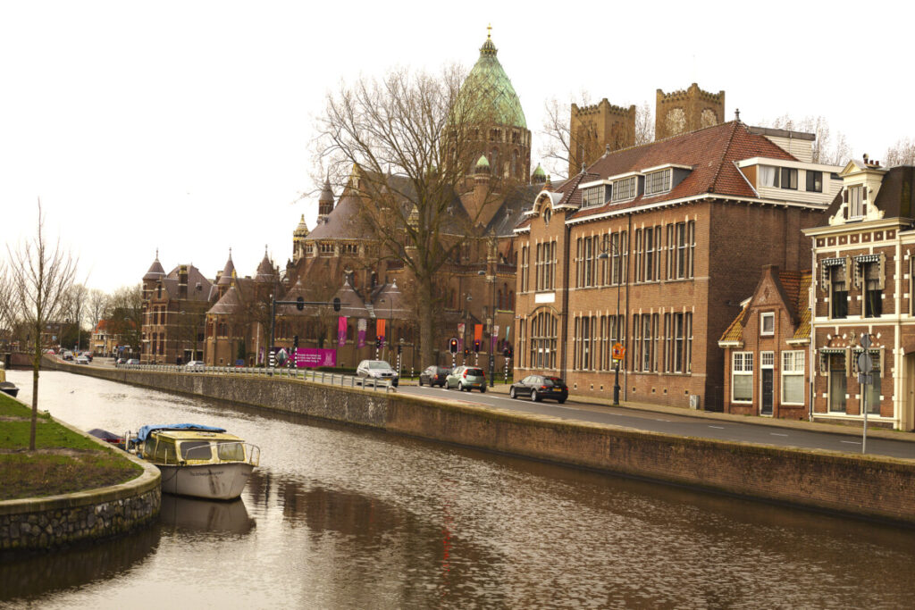 photo-canal-view-of-church-saint-bravo-haarlem