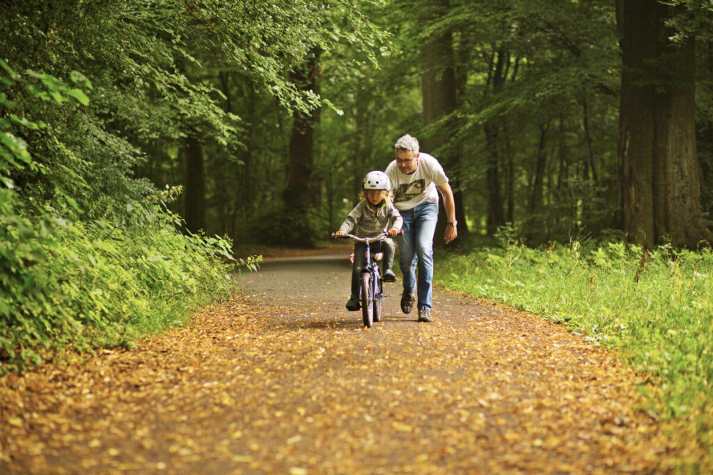 photo-father-teaching-son-to-bike-in-forrest-near-haarlem