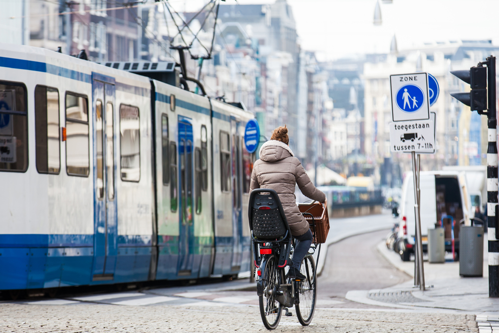 netherlands-woman-biking-in-amsterdam-city-center-without-helmet-or-athletic-gear
