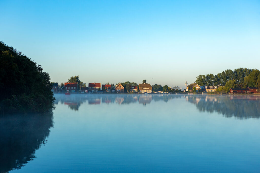 nieuwemeer-amstelveen-amsterdam-lake-houses-on-shoreline