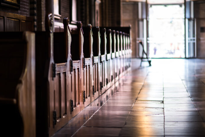 photo-empty-wooden-pews-in-old-dutch-church