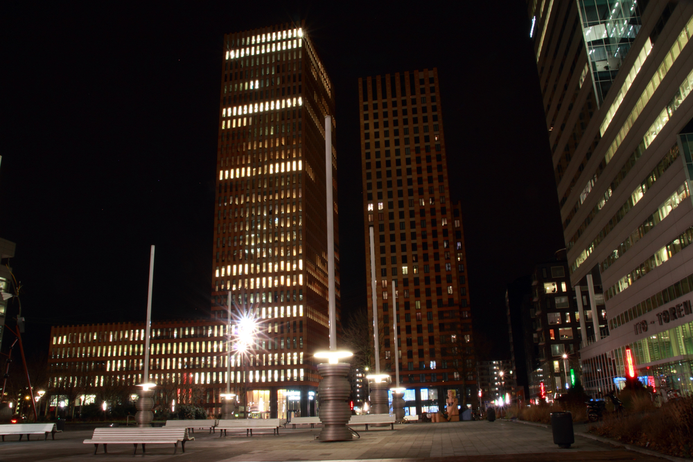 photo-office-buildings-in-amsterdam-at-night