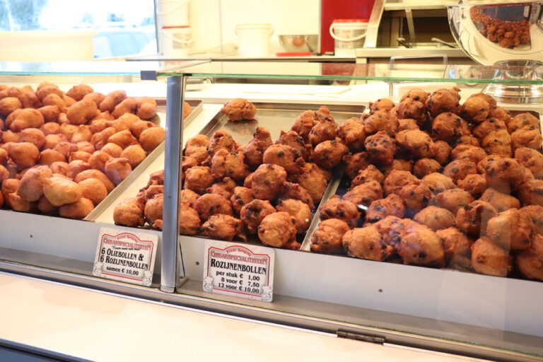 Dutch Quirk #15: Cram oliebollen into their mouths as soon as it gets cold