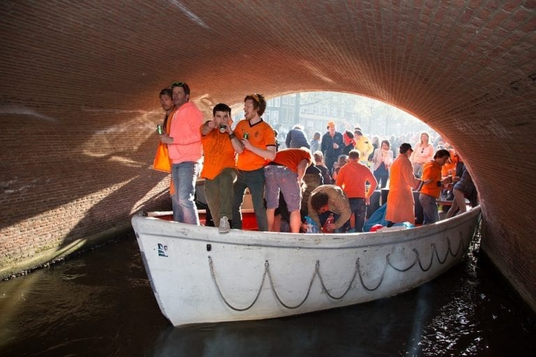 Boating in Amsterdam: new rules in place AND an alcohol ban on the canals?!