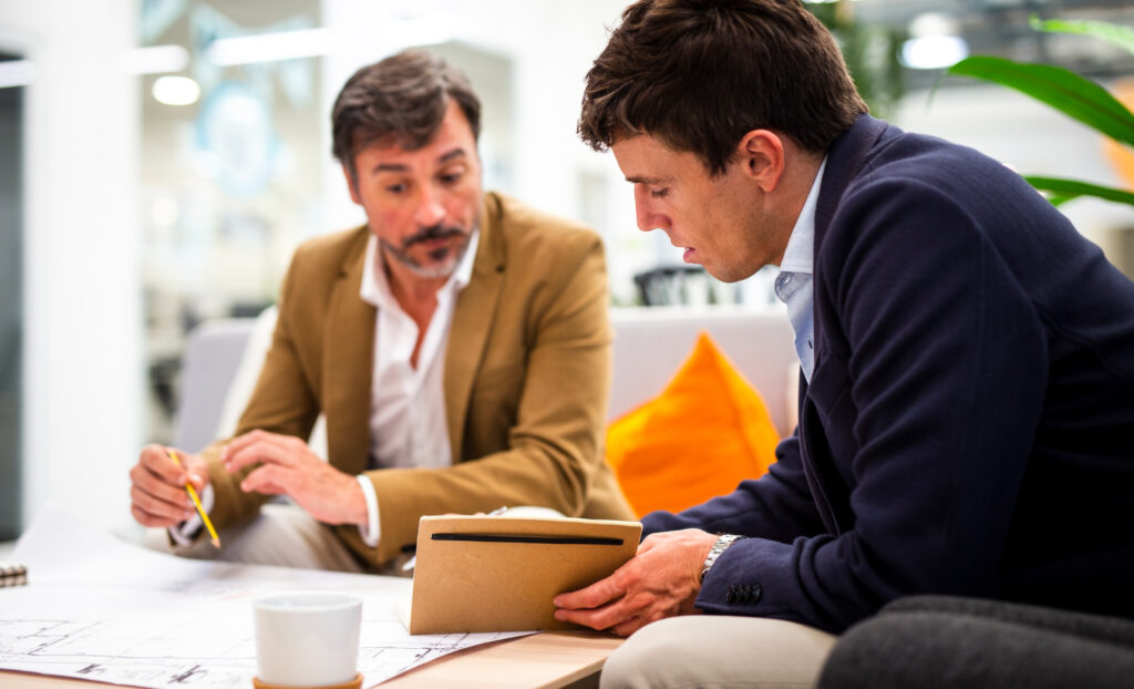 photo-of-employer-and-employee-sitting-down-to-discuss-Dutch-retirment-plan