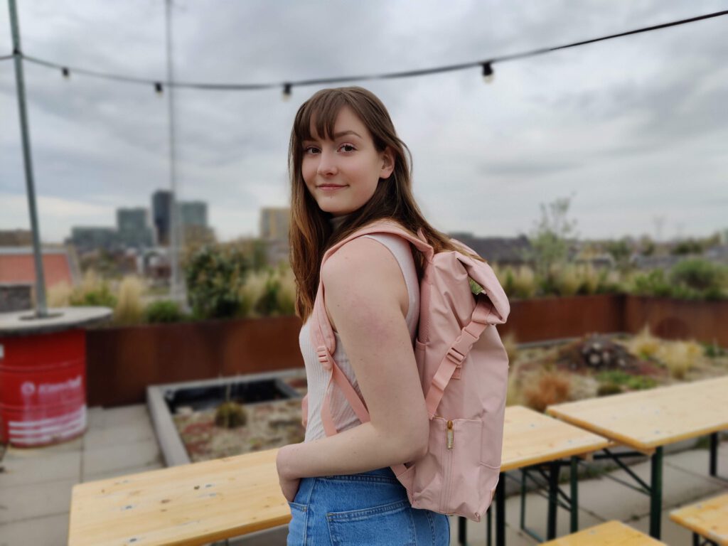 photo-christine-wearing-the-pakama-bag-in-pink