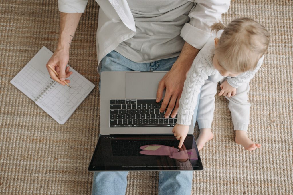 photo-dad-working-from-home-with-toddler-alongside-him