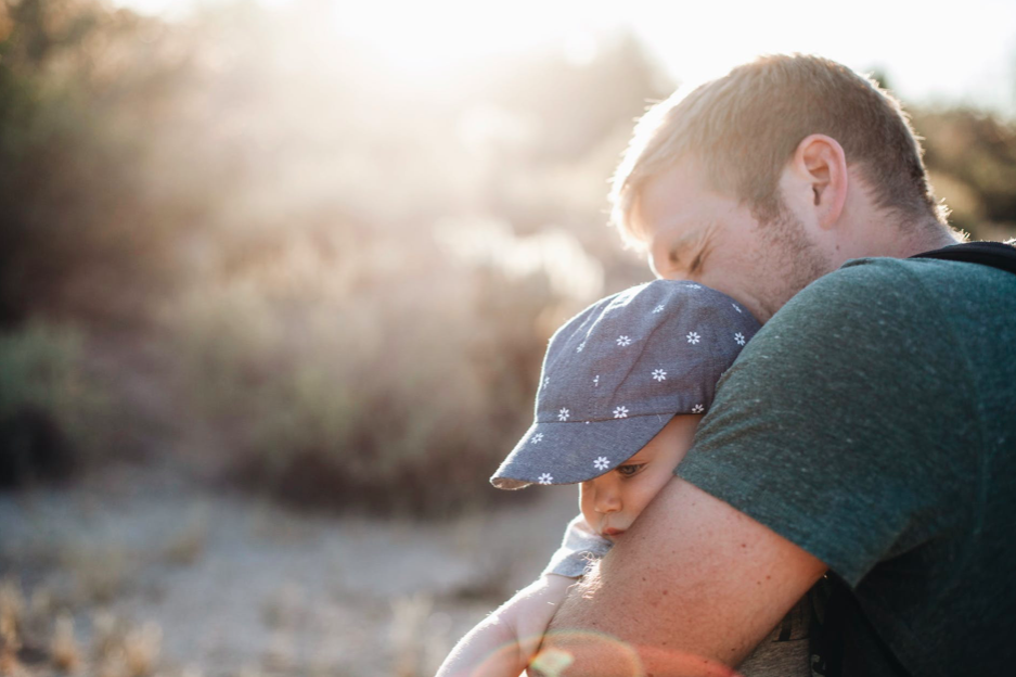 photo-new-father-hugging-baby-outside