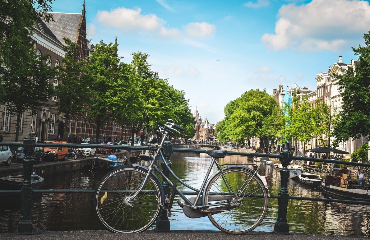 bike-on-amsterdam-canal