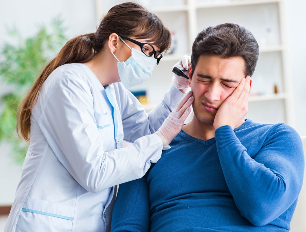 photo-of-patient-with-ear-pain-getting-checked-by-Dutch-doctor-in-the-Netherlands