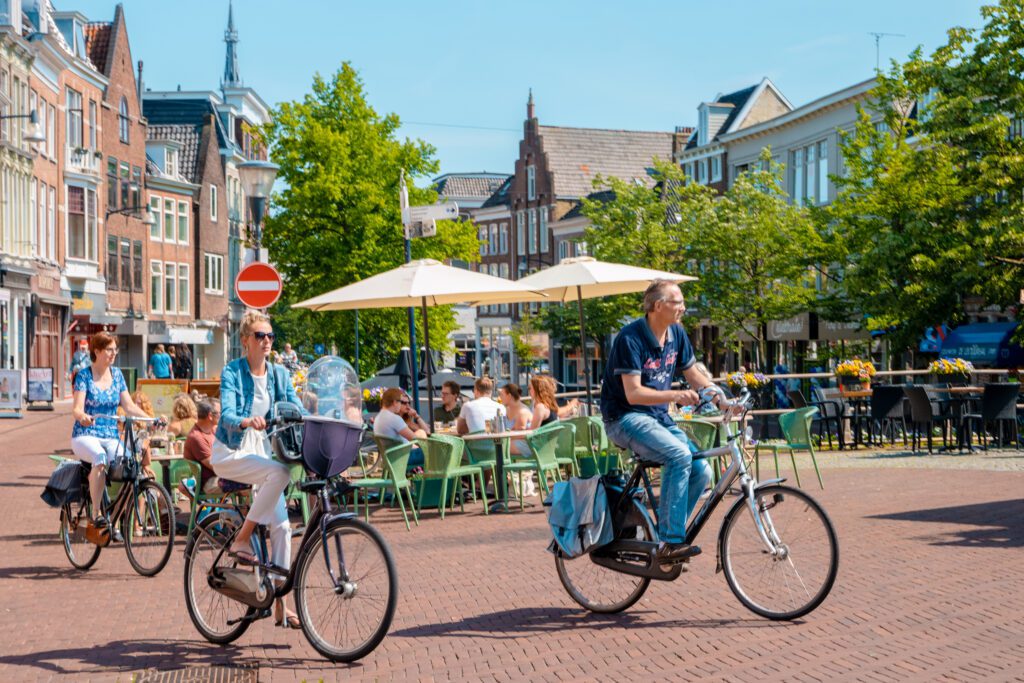 people-on-a-short-stay-schengen-visa-touring-the-netherlands-on-bikes