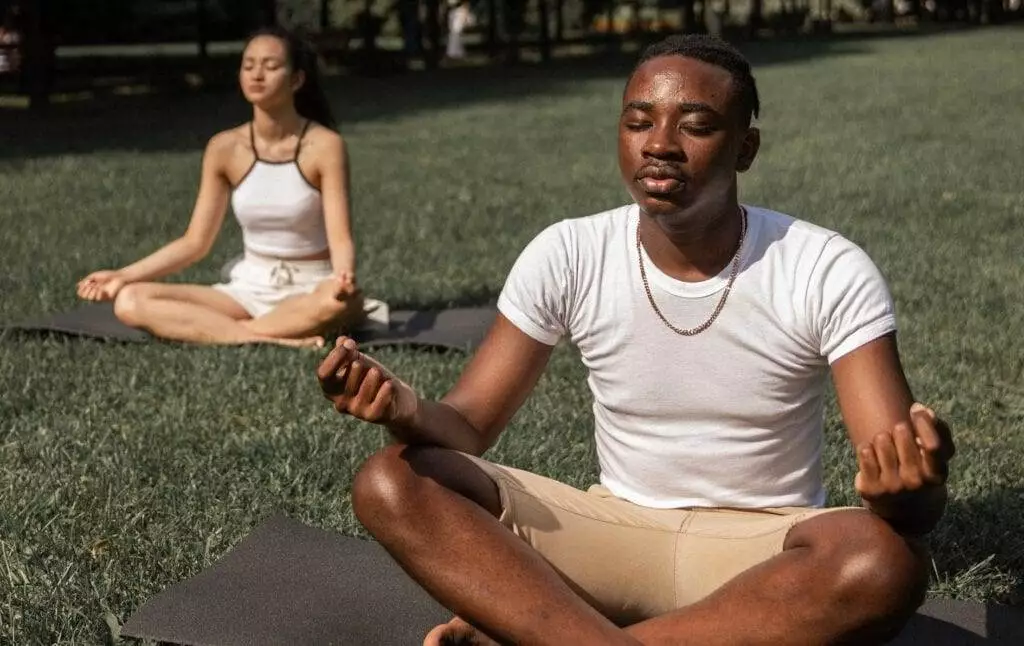 photo-of-couple-doing-yoga-in-the-hague-park