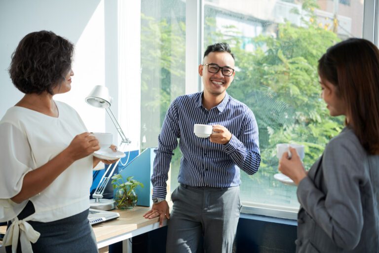 photo-of-expat-speaking-dutch-with-colleagues-at-office-in-amsterdam-while-drinking-coffee