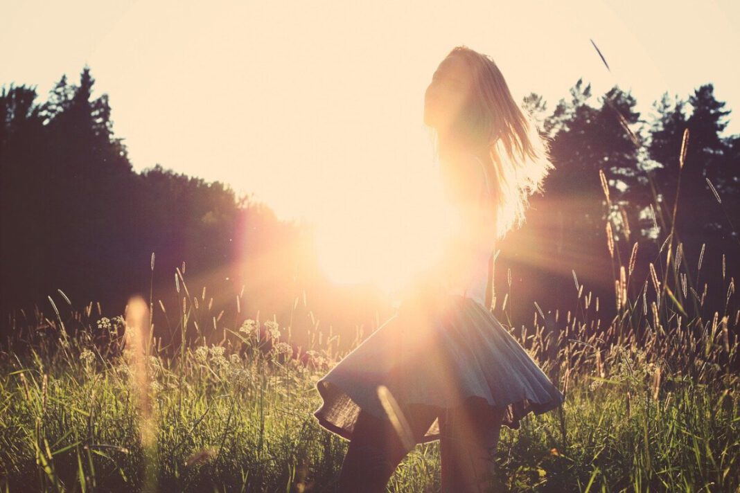 Dutch-woman-wearing-a-short-skirt-in-a-field-on-a-sunnny-day