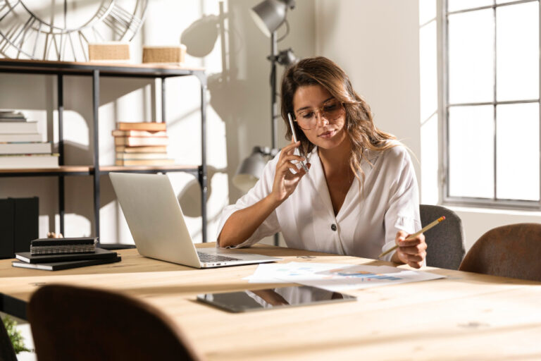 Woman-setting-up-her-pension-as-a-freelancer-in-the-netherlands