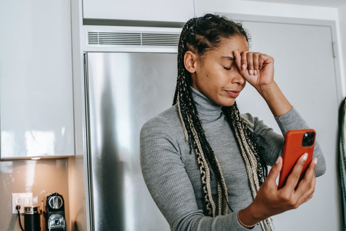 Photo-of-frustrated-woman-on-the-phone
