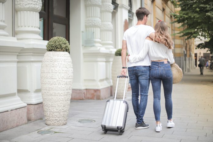 photo-couple-walking-with-suitcase