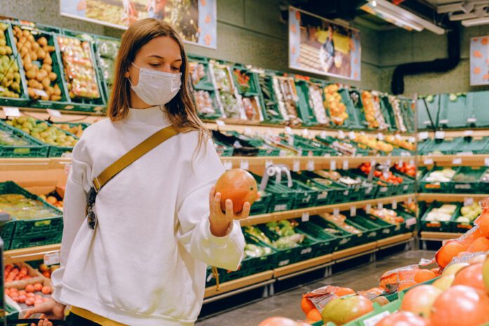 photo-woman-with-facemask-shopping-in-a-dutch-supermarket