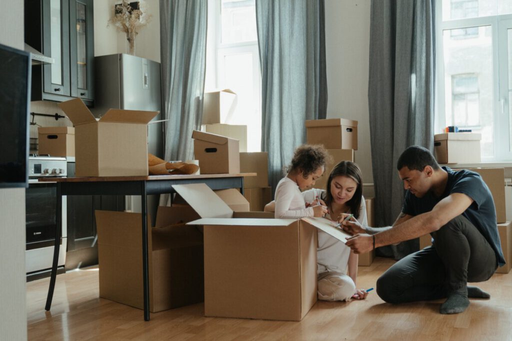 family-packing-to-move-away-from-the-Netherlands