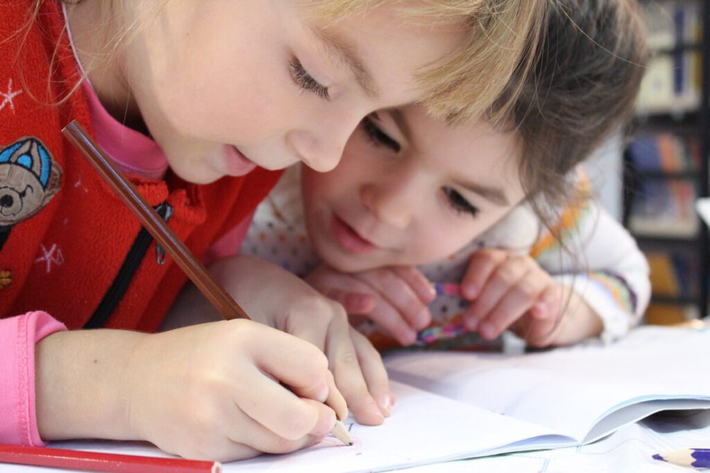 Photo-of-girls-looking-at-book-in-Dutch-primary-school