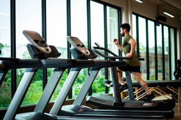 Photo-of-man-running-in-gym-on-treadmill