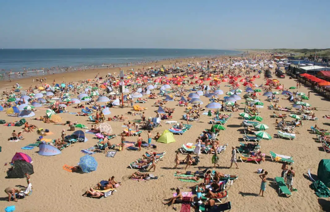 photo-of-a-crowded-hot-beach-day-in-scheveningen-the-netherlands