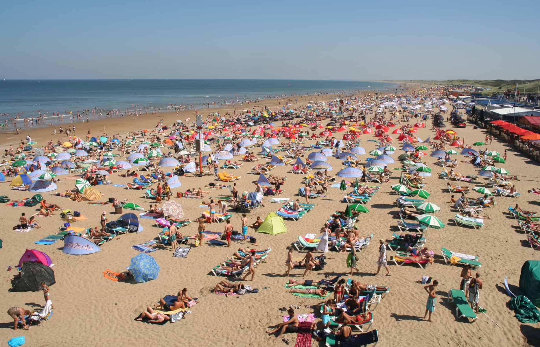 photo-of-a-crowded-hot-beach-day-in-scheveningen-the-netherlands