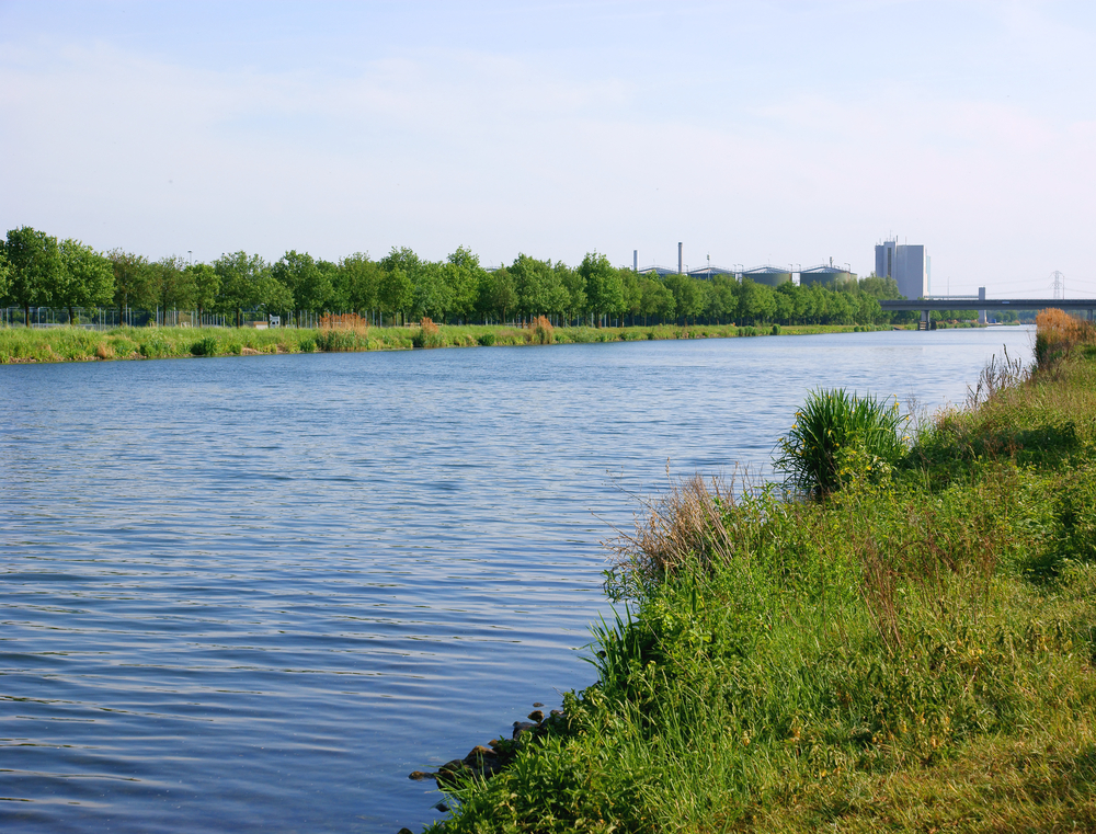 Small-dutch-canal-near-Helmond