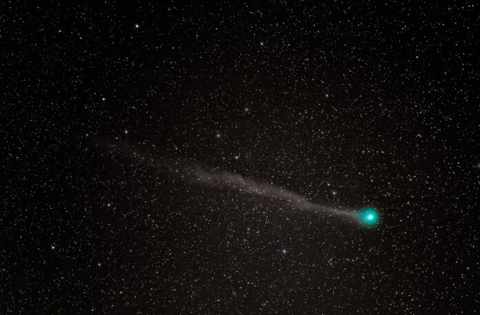 photo-of-comet-lovejoy-with-a-green-blue-head-and-long-tail