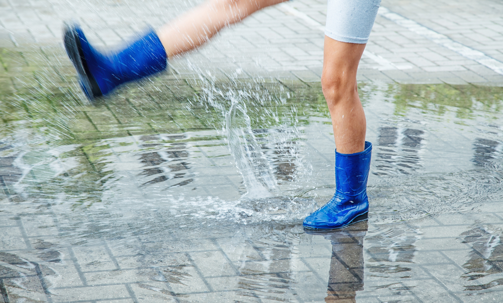 photo-of-dutch-girl-in-warm-and-rainy-weather