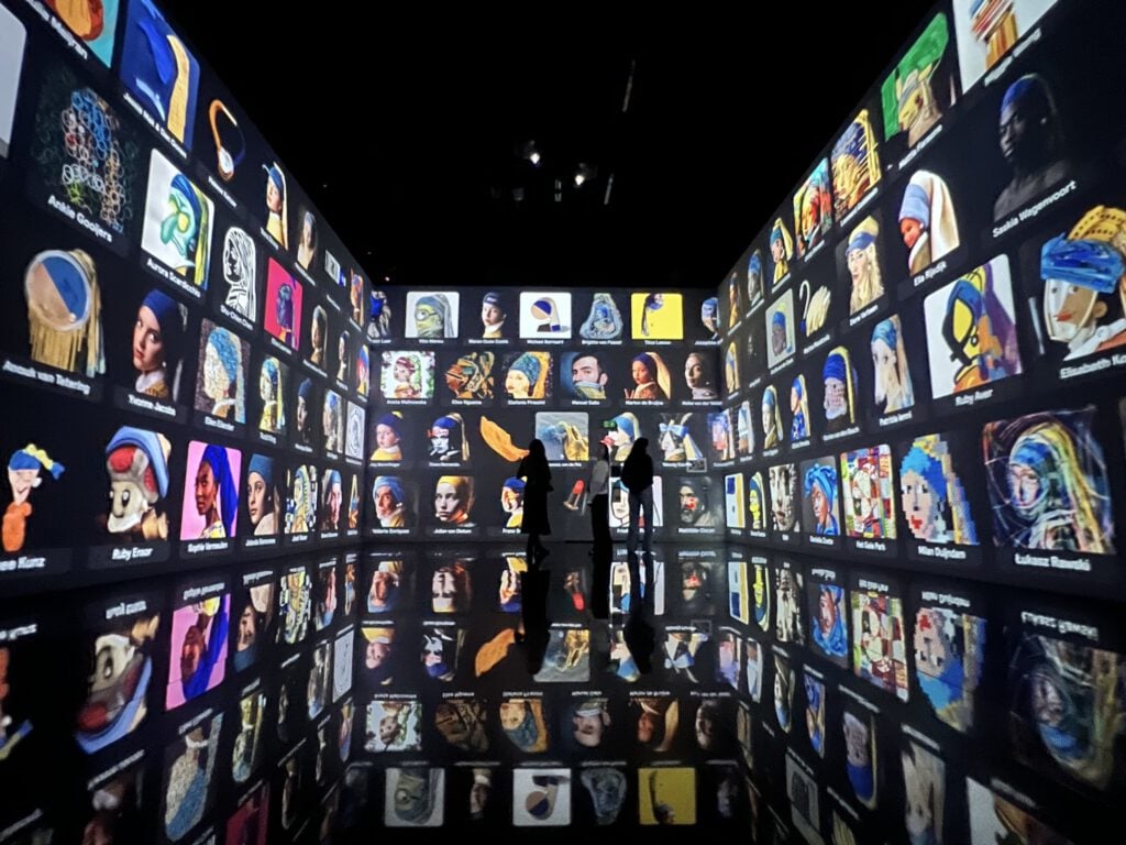 photo-of-girl-with-a-pearl-exhibition-at-fabrique-des-lumiere-scaled