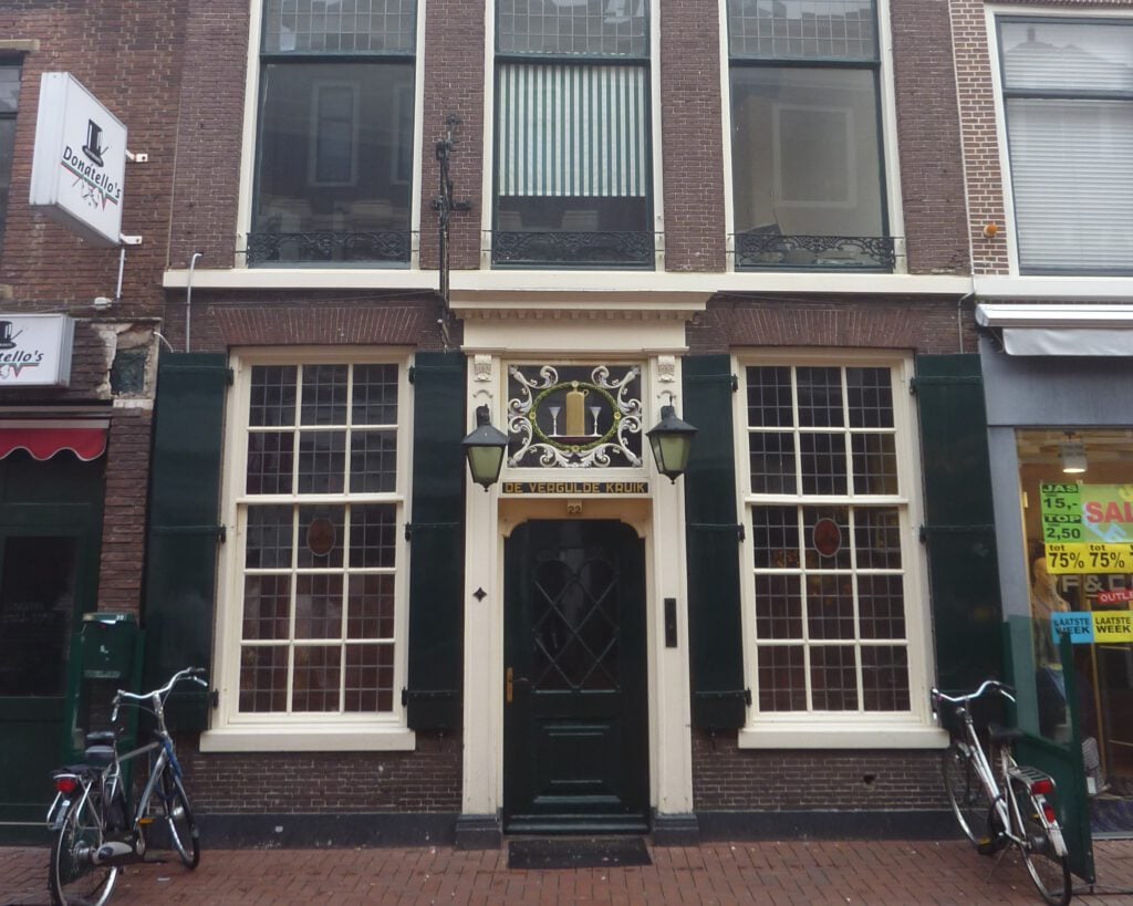 photo-of-old-bar-in-Leiden