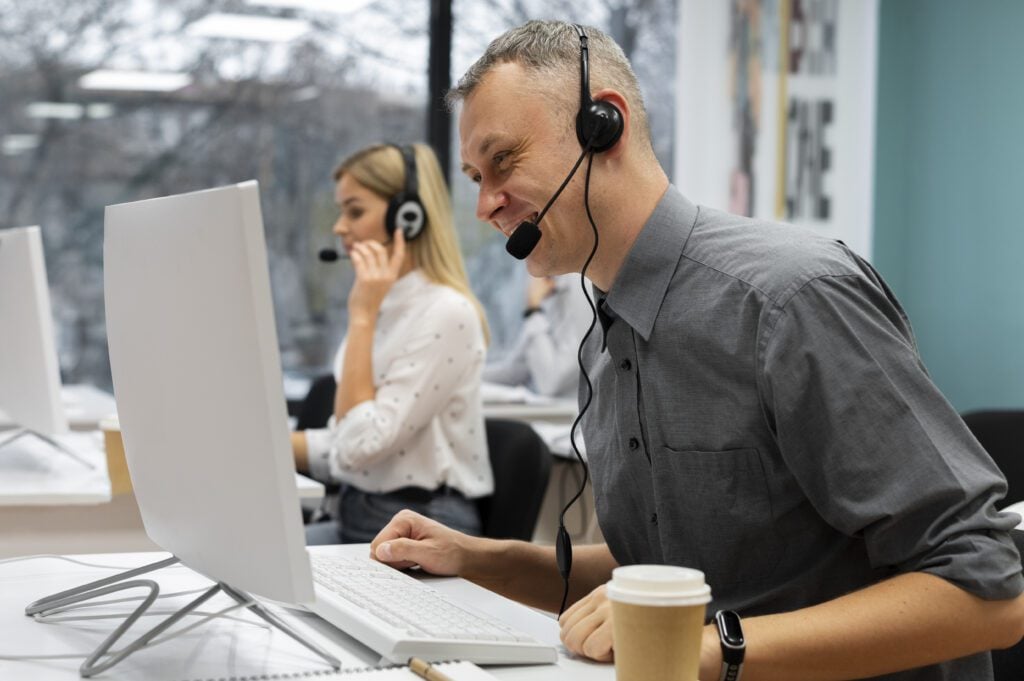 photograph-of-a-revolut-call-center-employee-on-the-phone-with-a-customer