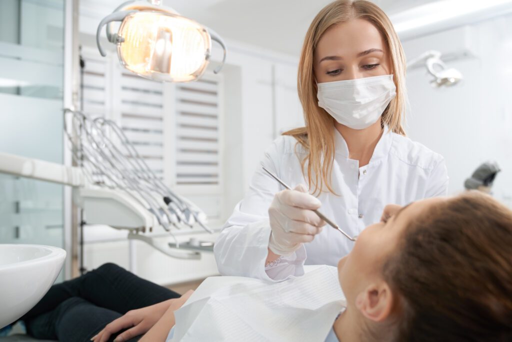emergency-dentist-examining-the-teeth-of-her-patient-for-emergency-care-in-the-netherlands
