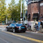 Fotografia de um carros para baixo a uma rua em Amsterdã