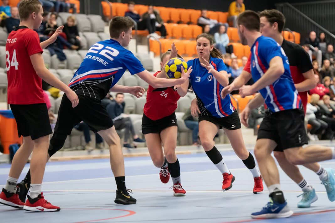 photograph-of-teams-playing-korfball