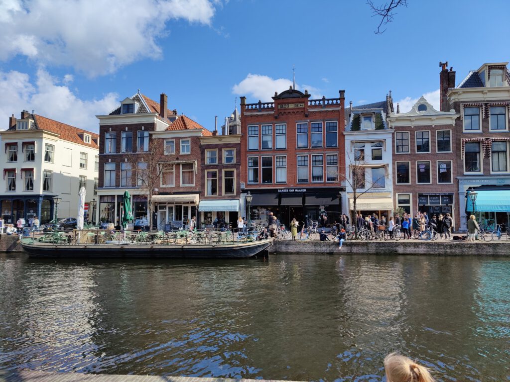 사진-of-the-nieuwe-rijn-in-leiden-with-people-and-bikes-overlooking-the-canal