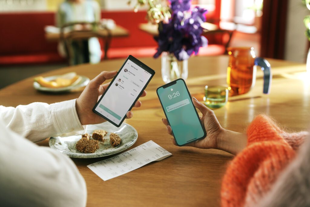photograph-of-two-people-splitting-the-bill-at-a-restuarant-with-n26-banking-app