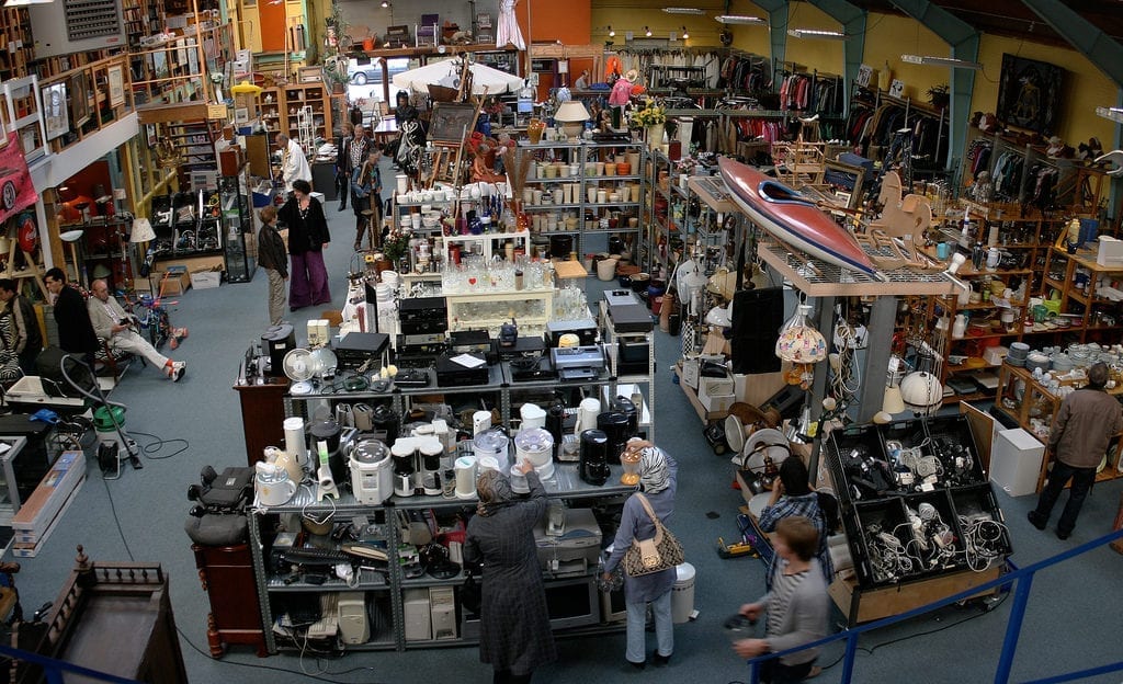 photo-thrift-shopping-for-student-housing-decor-in-the-netherlands