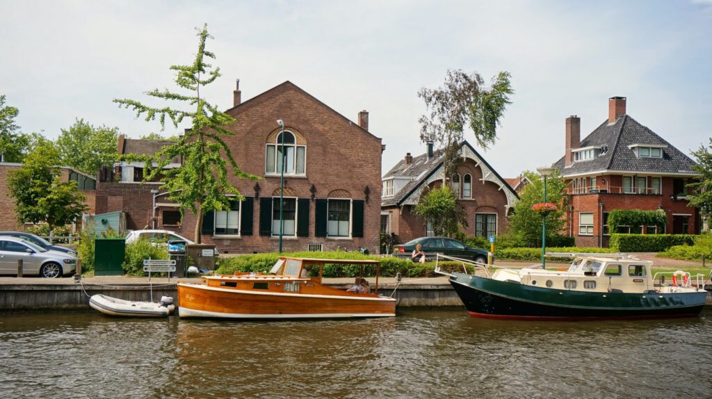 picture-of-boats-in-canal-in-dutch-city-breukelen