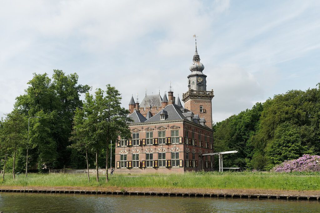 picture-of-kasteel-nijenrode-in-dutch-town-breukelen