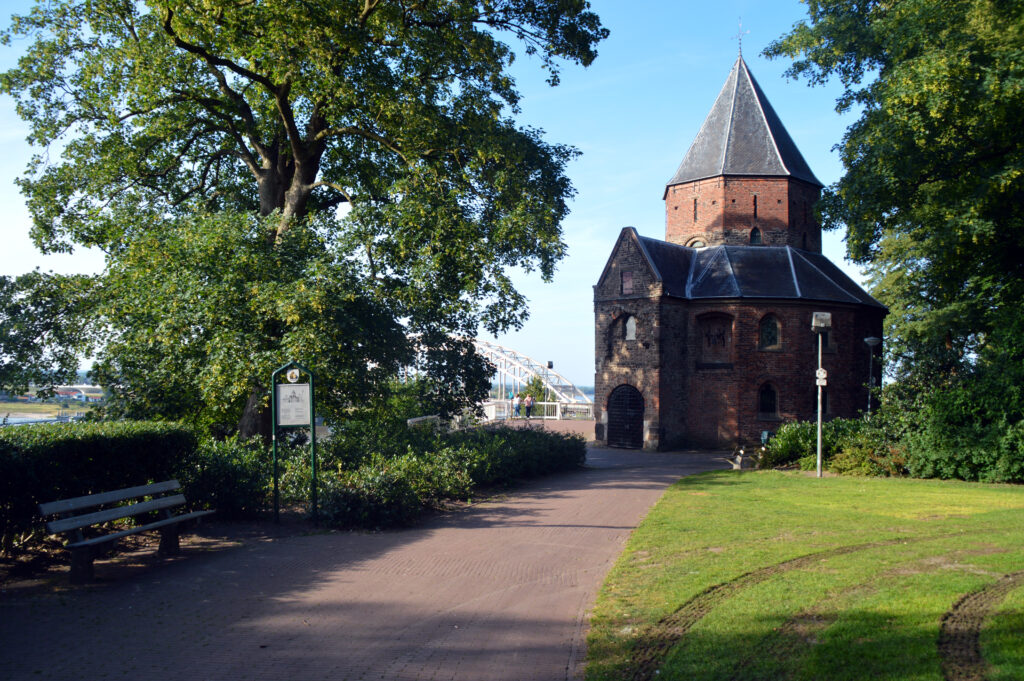 picture-of-monument-at-valkhof-park-dutch-city-nijmegen