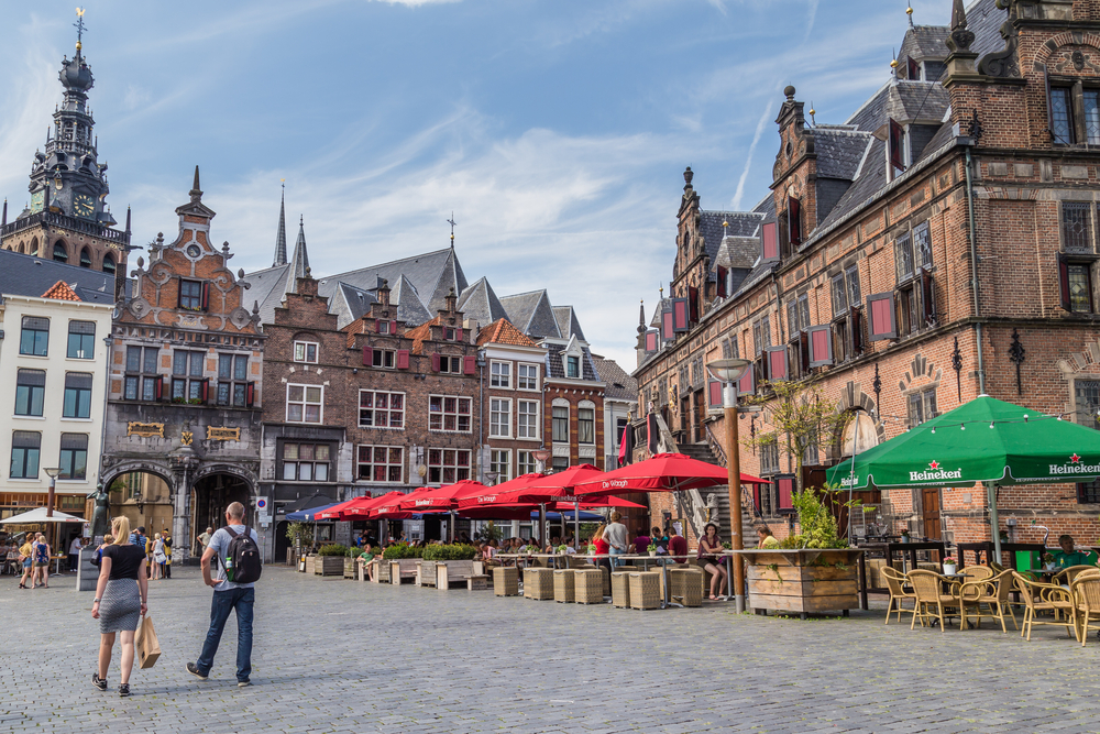 picture-of-people-walking-in-nijmegen-central-square