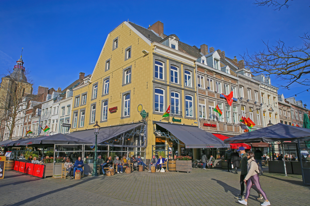 picture-of-people-walking-through-market-square-in-maastricht