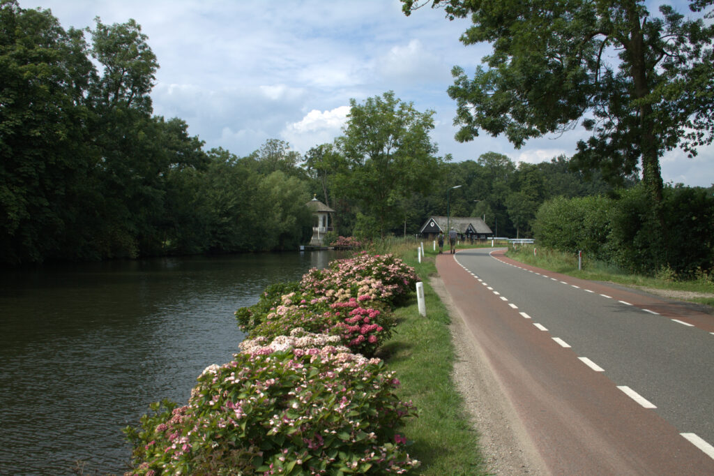 picture-of-river-de-vecht-in-dutch-city-breukelen