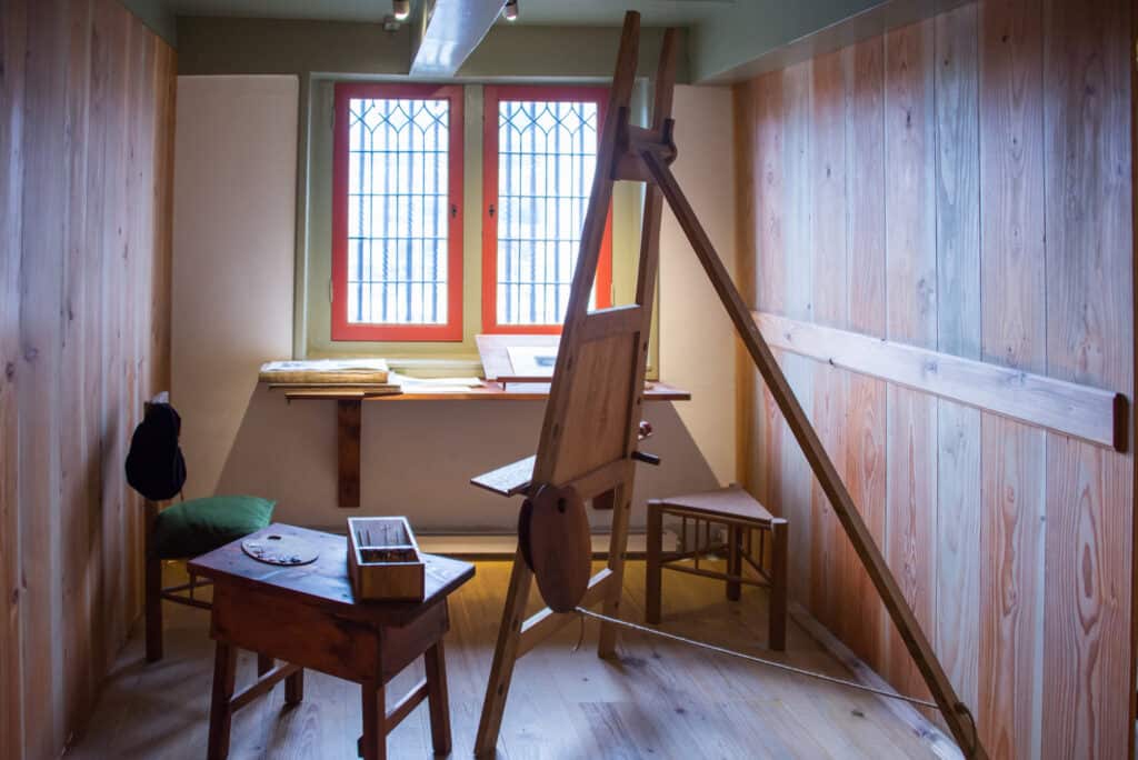 Photo-of-the-atelier-inside-Rembrant-House-art-museum-in-Amsterdam