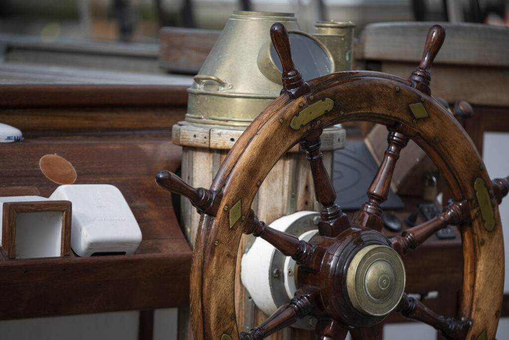 picture-of-the-helm-of-an-old-boat-in-a-shipping-museum-in-groningen